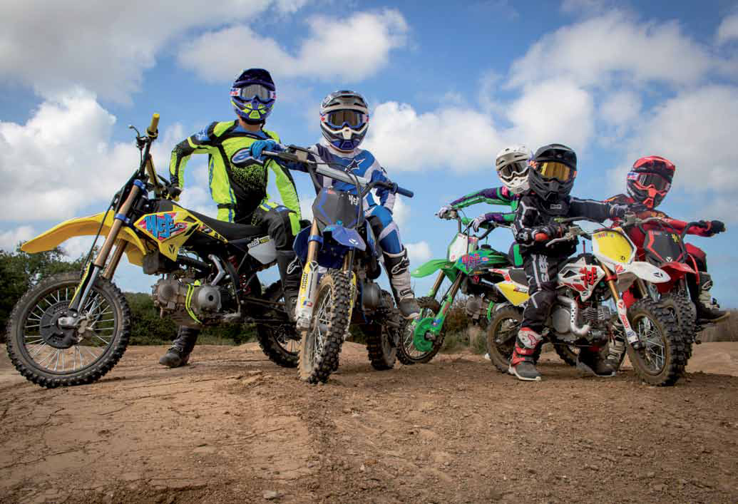 Dzieci na pit bike’ach YCF na torze
